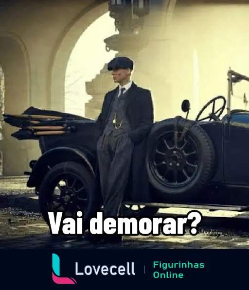 Figurinha de WhatsApp retratando homem em traje dos anos 1920, apoiado em carro antigo sob arco, com a frase 'Vai demorar?' em referência à série Peaky Blinders