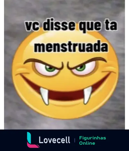 Emoji com expressão maléfica, dentes de vampiro e o texto 'vc disse que ta menstruada' acima dele. Fundo cinza desfocado.