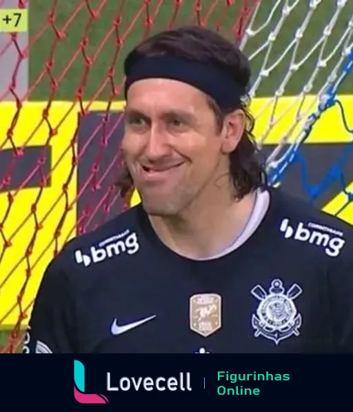 Goleiro do Corinthians sorrindo em campo com uniforme completo, faixa preta na cabeça e logos de patrocinadores, ao fundo redes da baliza