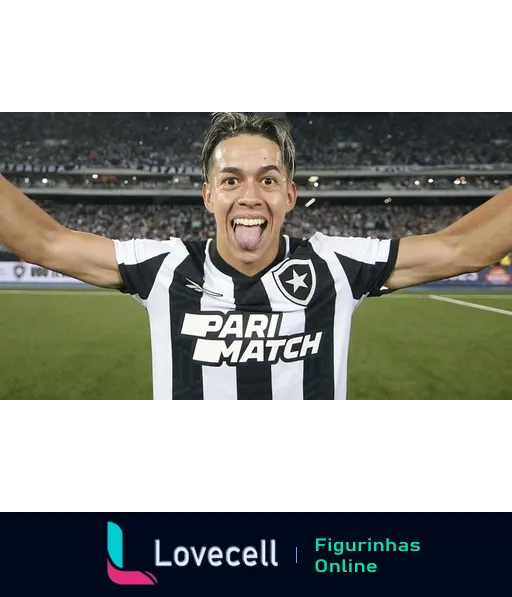 Jogador do Botafogo comemorando com os braços abertos e mostrando a língua, vestindo uniforme com logo da Parimatch, em estádio lotado