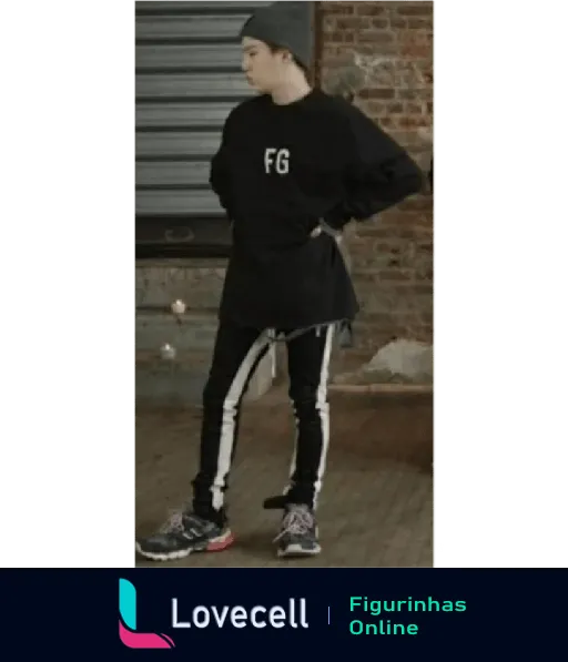 Integrante do BTS vestindo moletom preto com 'FG', calça justa preta e branca, tênis esportivos e boné cinza, posando casualmente.