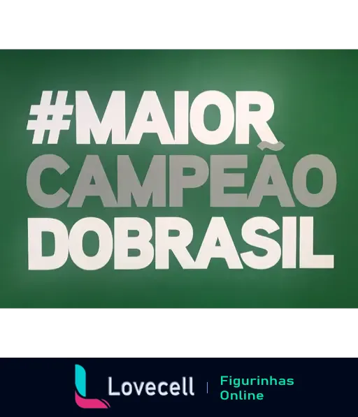 Figurinha com o texto '#MaiorCampeaoDoBrasil' em letras brancas sobre fundo verde, associado ao Palmeiras, clube de futebol brasileiro.