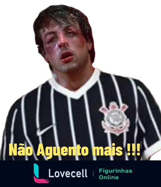 Rocky Balboa, interpretado por Sylvester Stallone, vestido com uniforme do Corinthians, machucado e suado, com balão de fala dizendo 'Não Aguento mais!!!'