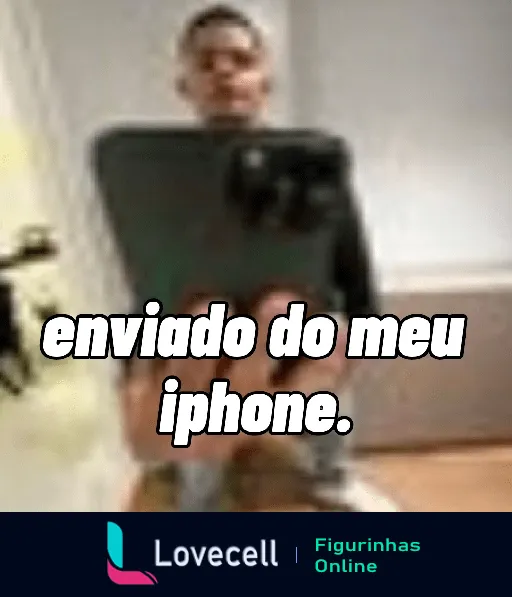 Imagem de um reflexo de uma pessoa segurando um iPhone, com o texto 'enviado do meu iphone' em destaque. O fundo é de um ambiente interno.