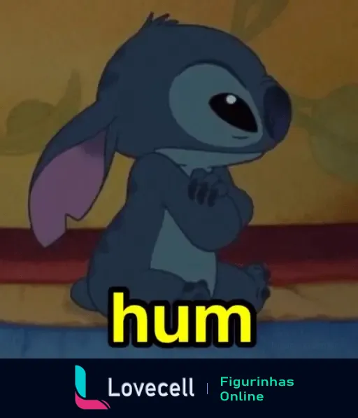 Figurinha do personagem Stitch do filme Lilo & Stitch, com expressão pensativa, braços cruzados e a palavra 'hum' na parte inferior da imagem.