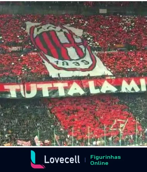 Figurinha de estádio cheio com grande bandeira do Milan e emblema, ano 1899, e faixa com frase 'TUTTA LA MIA VITA', expressando paixão dos torcedores