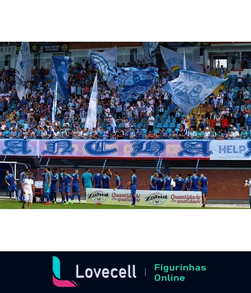 Torcedores do Avaí Futebol Clube agitando bandeiras azuis e brancas no estádio, com faixas que mostram apoio ao time