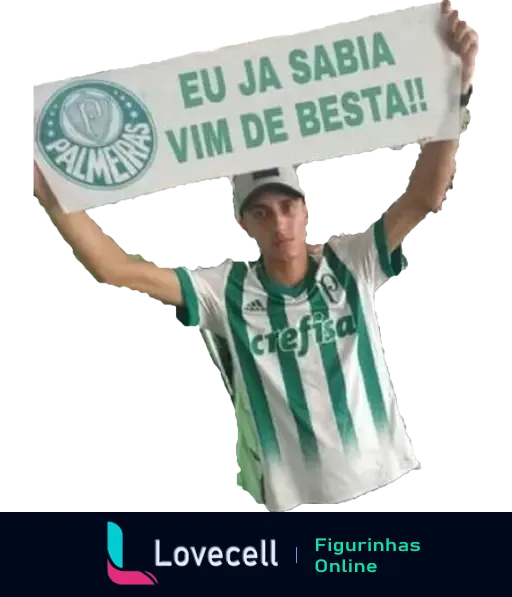 Torcedor do Palmeiras segurando placa com frase 'EU JÁ SABIA VIM DE BESTA!!' e logo do time, vestindo camisa verde, em clima festivo