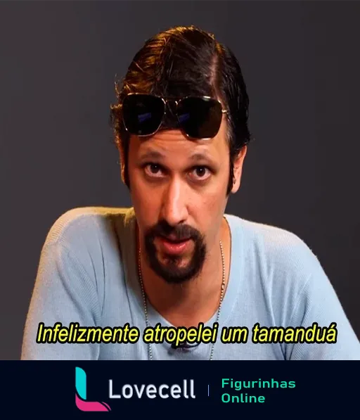 Figurinha de Choque de Cultura com uma pessoa dizendo 'Infelizmente atropelei um tamanduá'. A pessoa está séria, com óculos de sol na cabeça e usando uma camisa azul clara.