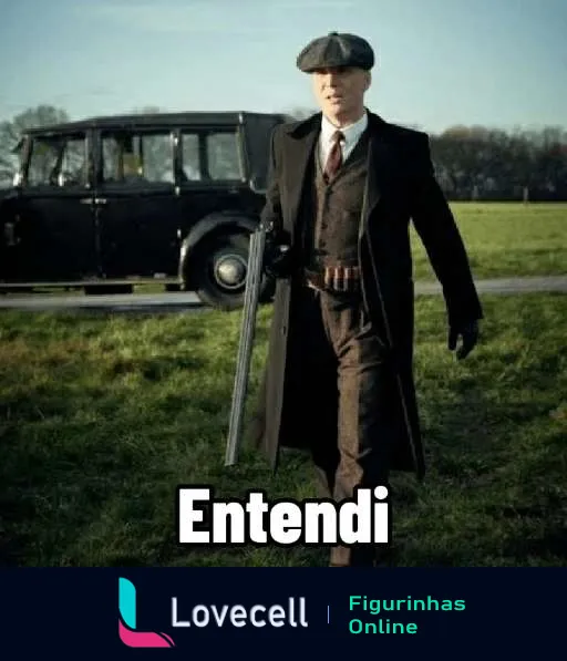 Homem com sobretudo e boina, segurando bengala, sério, caminha em frente a carro antigo com a frase 'Entendi' ao estilo Peaky Blinders