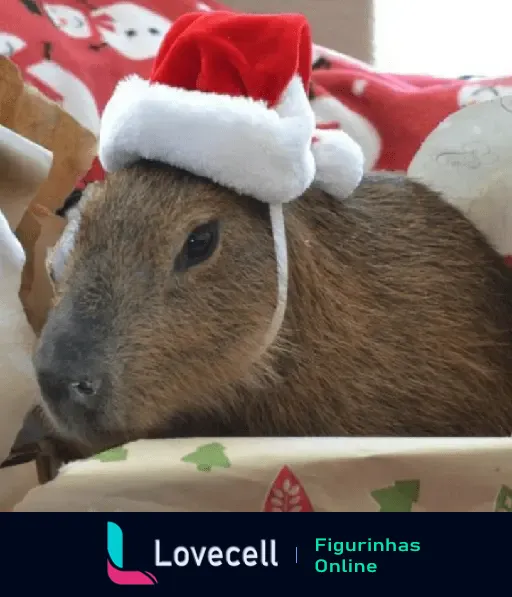 Capivara adorável usando chapéu de Papai Noel em um cenário festivo com coberta temática de Natal.