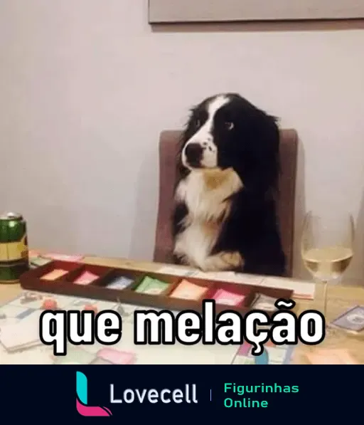 Um cachorro sentado à mesa de um jogo, com uma expressão desconfiada, ao lado de uma taça de vinho. Texto: que melação.