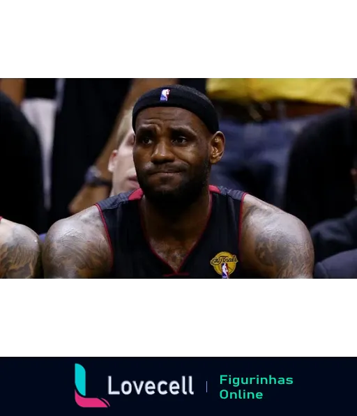 LeBron James com expressão séria e olhar determinante durante as finais da NBA, vestindo uniforme preto e suado após uma partida intensa.