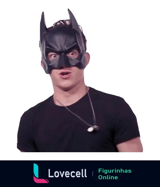 Jovem com camiseta preta e máscara de Batman fazendo expressão engraçada imitando o super-herói de forma humorística