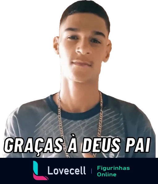 Luva de Pedreiro sorrindo, vestido com camiseta escura e corrente, com a frase 'Gracas à Deus Pai' em destaque