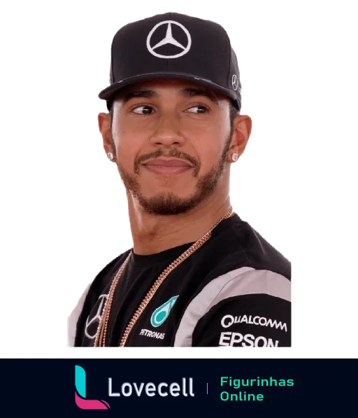 Figurinha de um piloto da Mercedes sorrindo, com boné preto e jaqueta da equipe Mercedes Motorsport, exibindo um colar de corrente dourada