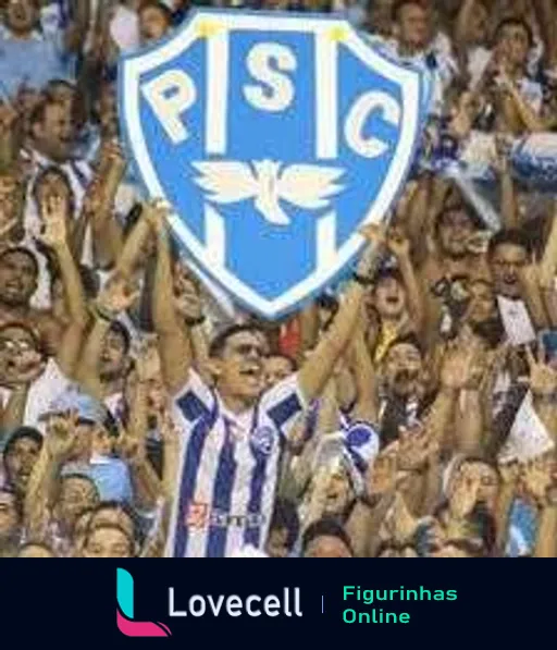 Torcedor do Paysandu levantando escudo do clube em meio à torcida animada durante jogo de futebol