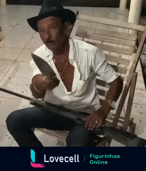 Homem de chapéu preto, camisa branca e relógio está sentado em uma cadeira de madeira, segurando uma faca em uma mão e uma espingarda na outra.