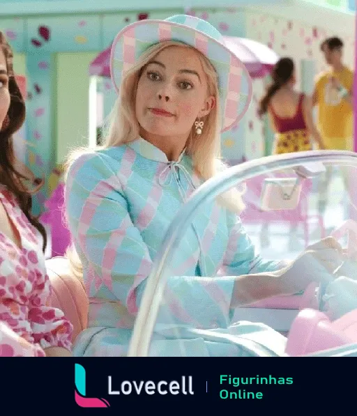 Margot Robbie veste roupa vintage xadrez colorida e dirige um carro em um cenário temático de Barbie.