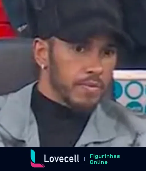 Lewis Hamilton surpreso com boné e jaqueta jeans, expressão de curiosidade e cabeça inclinada