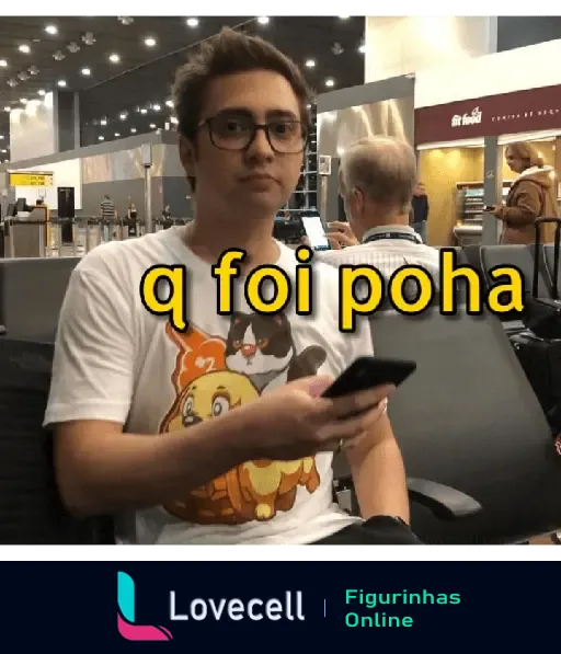 ALANZOKA segurando um celular com expressão de dúvida em um ambiente movimentado, com a legenda 'q foi poha' em destaque.