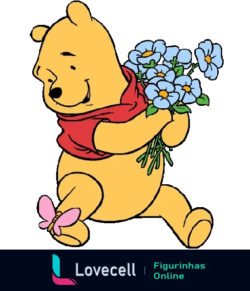 Ursinho Pooh segurando um buquê de flores azuis e uma borboleta rosa pousada em seu pé, sorrindo e feliz.