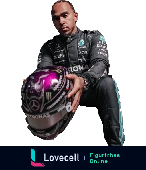 Lewis Hamilton de uniforme da Mercedes segurando capacete personalizado, com expressão séria e patrocínios visíveis