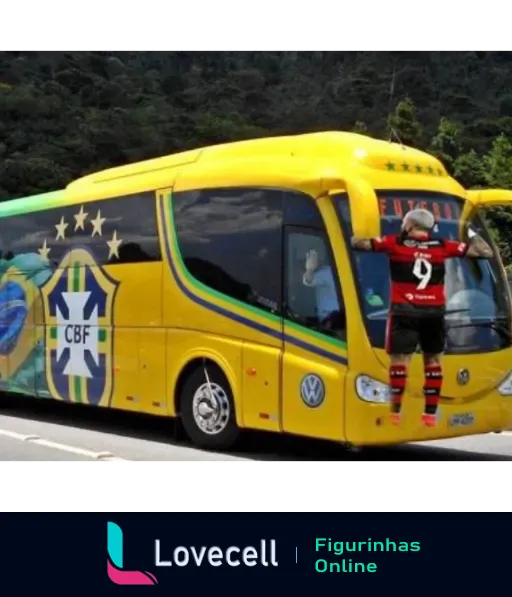 Ônibus amarelo da Seleção Brasileira com torcedor do Flamengo vestindo camisa número 9 pendurado na janela, comemorando enquanto o ônibus percorre uma estrada com paisagem natural ao fundo