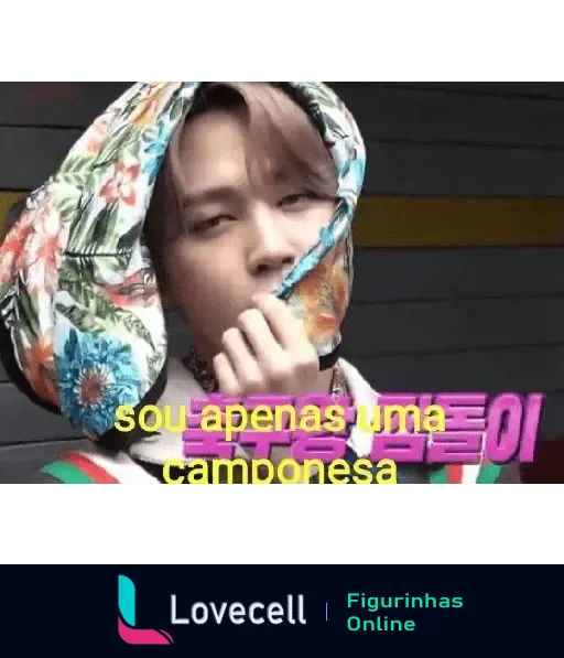 Membro do grupo BTS vestido com um lenço floral na cabeça, acompanhado da frase engraçada 'sou apenas uma camponesa'.