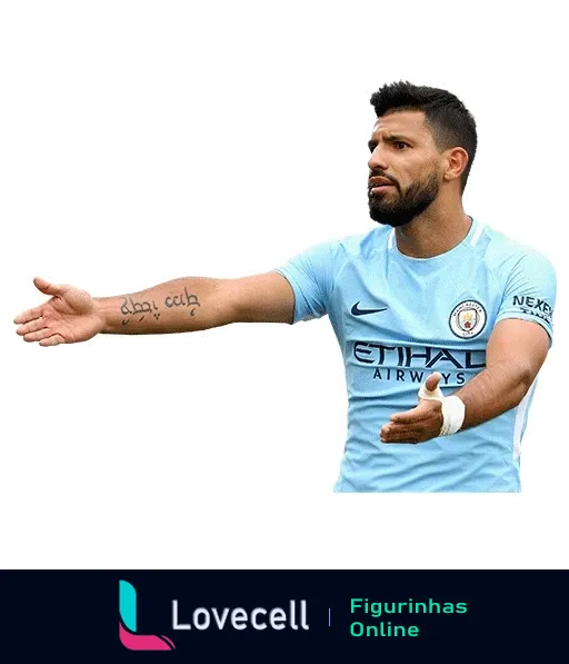 Figurinha de jogador de futebol do Manchester City vestido com uniforme azul claro, gesticulando com braço esquerdo estendido e mostrando tatuagem com texto