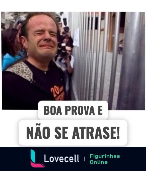 Homem chorando expressivamente em ambiente externo com texto 'Boa Prova e Não Se Atrase', com pessoas e estruturas ao fundo