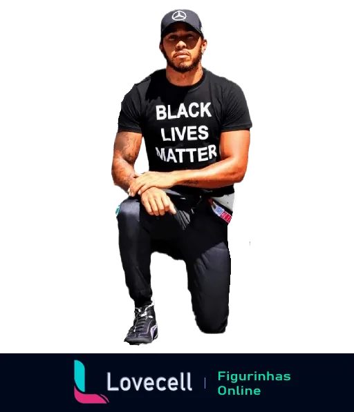 Lewis Hamilton sentado com camiseta 'Black Lives Matter' e boné, expressão séria e confiante, fundo removido