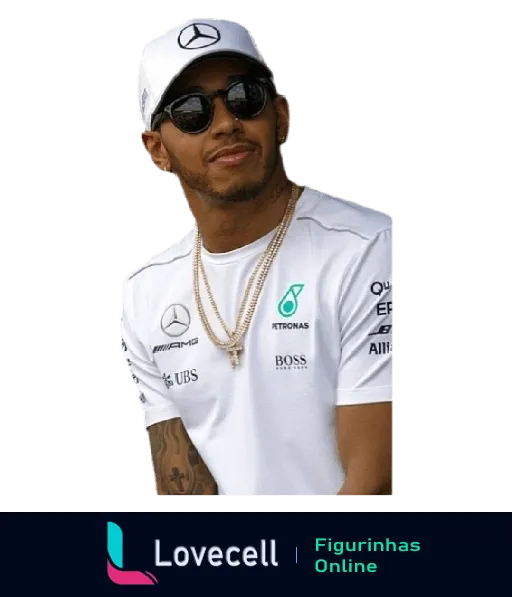 Lewis Hamilton relaxado com camiseta branca e boné da Mercedes, exibindo tatuagem no braço e corrente dourada