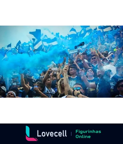 Torcida do Clube do Remo em dia de jogo, agitando bandeiras e soltando fumaça azul, demonstrando paixão e união.