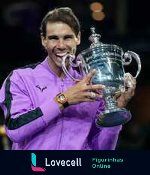 Rafael Nadal sorrindo com camisa roxa segurando o troféu do US Open