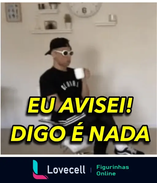 Figura de amigo com óculos e xícara, com a frase 'Eu avisei! Digo é nada'. Perfeita para momentos de humor e descontração entre amigos.