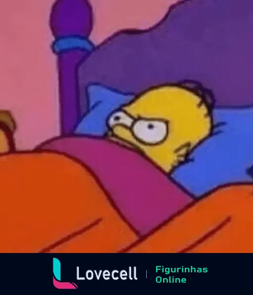 Homer Simpson deitado na cama com expressão irritada, em cena do desenho Os Simpsons. Fundo rosa e cobertor laranja.