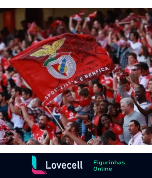 Torcida do Benfica empunhando bandeiras e vestidos em vermelho expressam alegria em estádio durante jogo de futebol