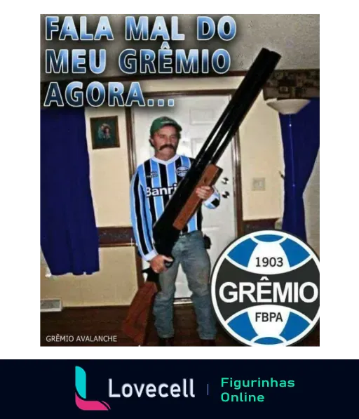 Homem com bigode vestindo camisa do Grêmio e segurando um tubo preto com expressão desafiadora, logo do Grêmio FBPA e frase 'Fala mal do meu Grêmio agora...'