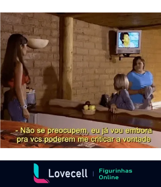 Cena de RBD com personagem dizendo 'Não se preocupem, eu já vou embora pra vcs poderem me criticar à vontade', com TV ao fundo e ambiente rústico.