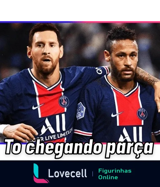 Figurinha do WhatsApp mostrando dois jogadores do PSG caminhando juntos em campo com expressões sérias e a mensagem 'To chegando parça' sobreposta