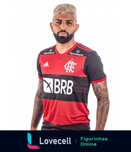 Jogador do Flamengo com uniforme rubro-negro, patrocínios da Sportsbet e BRB, cabelo loiro curto, barba estilizada e tatuagens nos braços