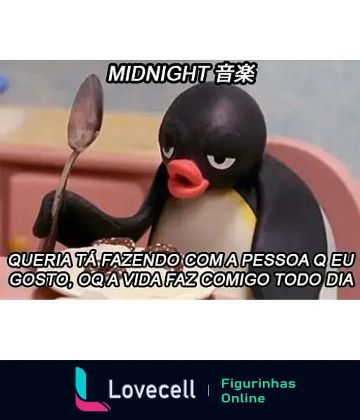 Figura animada do pinguim Pingu segurando uma colher com uma expressão irritada. No topo, o texto 'MIDNIGHT 音楽'. Abaixo, 'QUERIA TÁ FAZENDO COM A PESSOA Q EU GOSTO, O Q A VIDA FAZ COMIGO TODO DIA'.