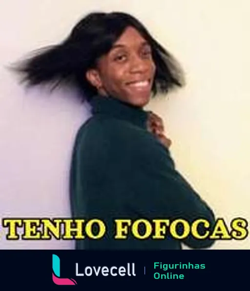 Figurinha 'Tenho Fofocas' mostrando mulher animada de perfil, com cabelos ao vento e blusa verde, sorrindo largo com o texto destacado 'TENHO FOFOCAS'