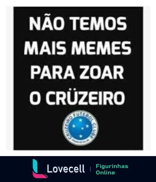 Placa humorística com fundo preto e letras brancas dizendo 'NÃO TEMOS MAIS MEMES PARA ZOAR O CRUZEIRO', com logo do Cruzeiro Esporte Clube ao lado