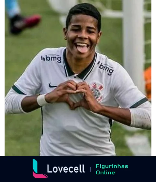 Jogador jovem do Corinthians comemorando com sorriso e língua para fora, fazendo gesto de coração com as mãos durante partida de futebol