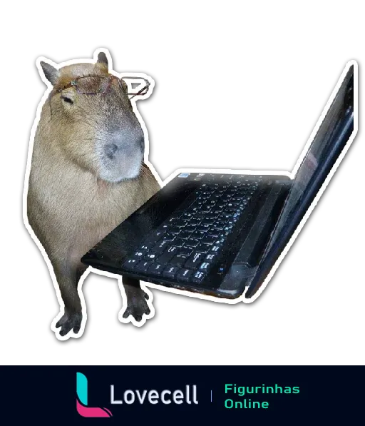 Capivara usando óculos, de pé frente a um laptop, como se estivesse trabalhando ou estudando.