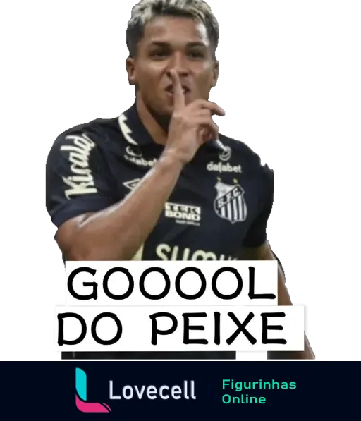 Jogador do Santos comemorando gol com gesto de silêncio, uniforme preto e branco com patrocínio da Dafabet, expressão de alegria