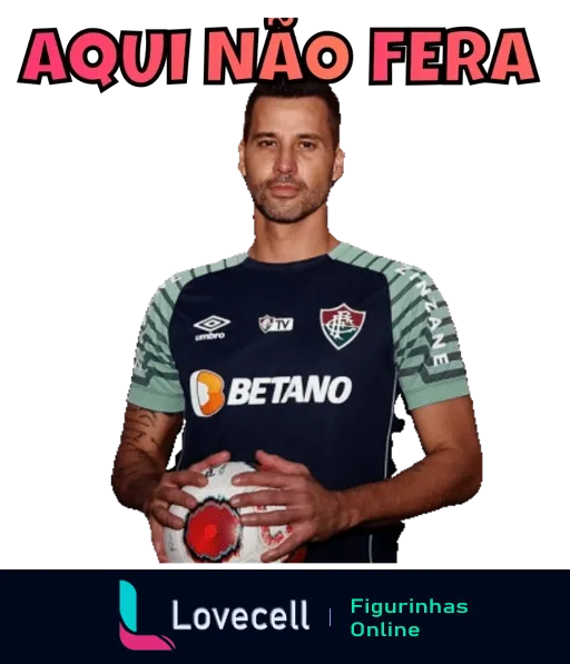 Sticker do WhatsApp com jogador do Fluminense segurando uma bola, vestindo uniforme completo com patrocínios, com a frase 'Aqui não, fera!' em branco no topo