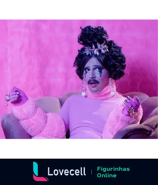 Esse Menino fantasiado de drag queen com vestimenta rosa extravagante, luvas peludas e coroa, exibindo expressão dramática e divertida em fundo rosa vibrante